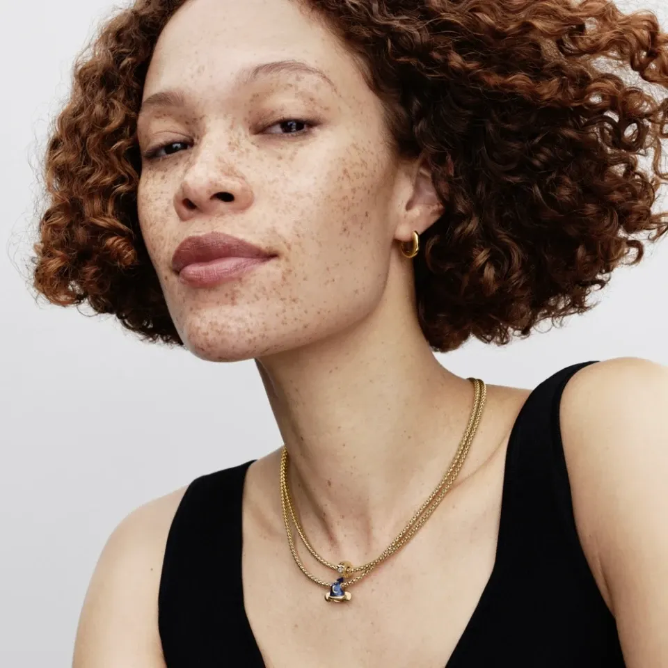 Disney Sorcerers hat 14k gold-plated charm with 0.007 ct TW G-I VS+ round brilliant good cut lab-grown diamond and glittery blue enamel/764207C01