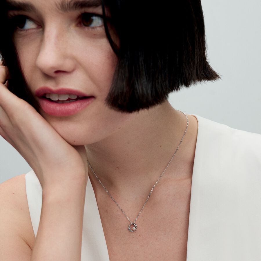 Sterling silver collier with white treated freshwa