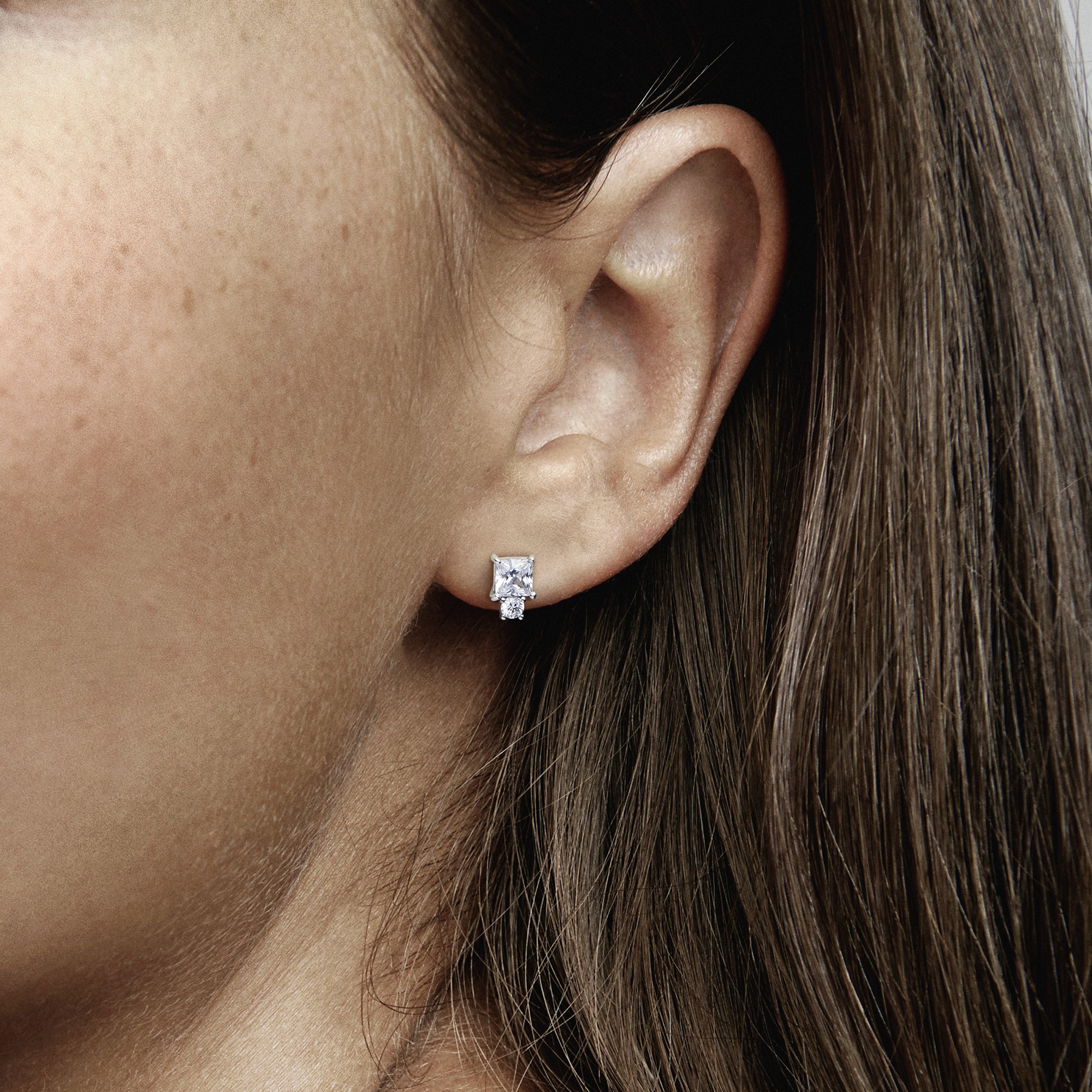 Sterling silver stud earrings with clear zirconia /290036C01
