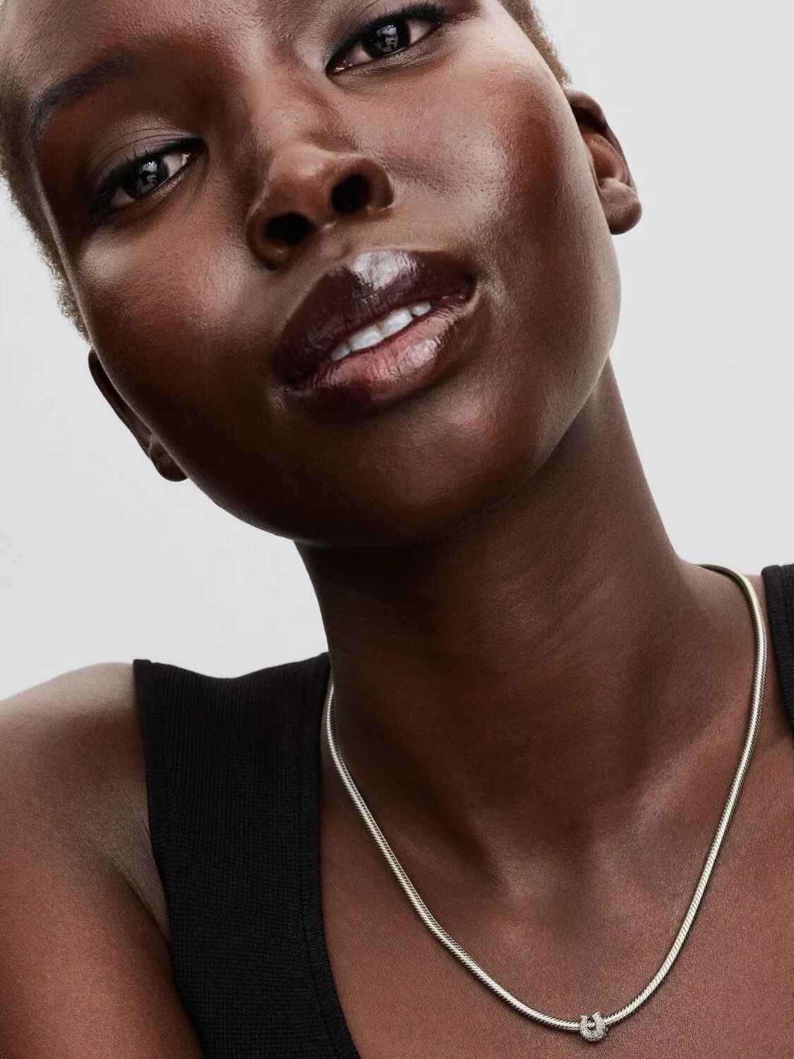 Textured horseshoe sterling silver mini charm / 794056C00