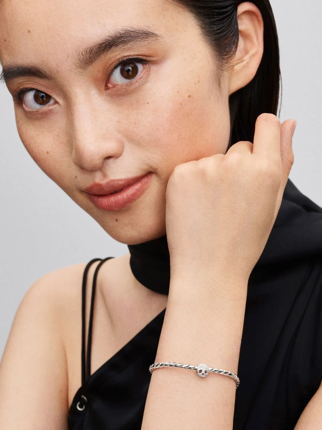 Textured skull sterling silver mini charm / 794040C00