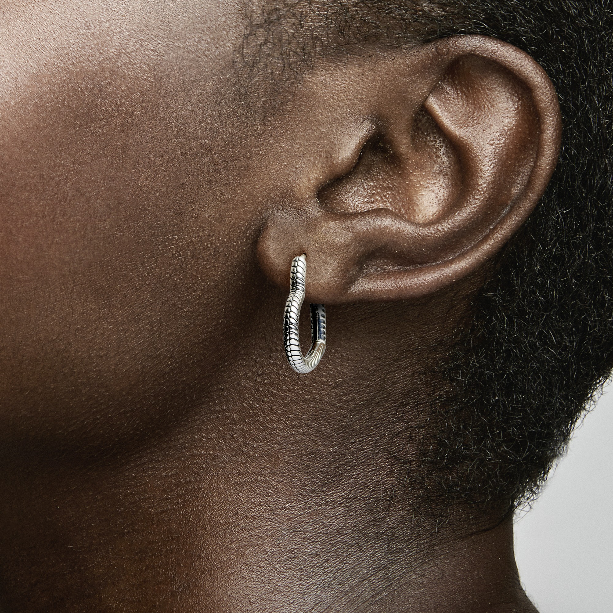 Heart snake chain pattern sterling silver hoop ear