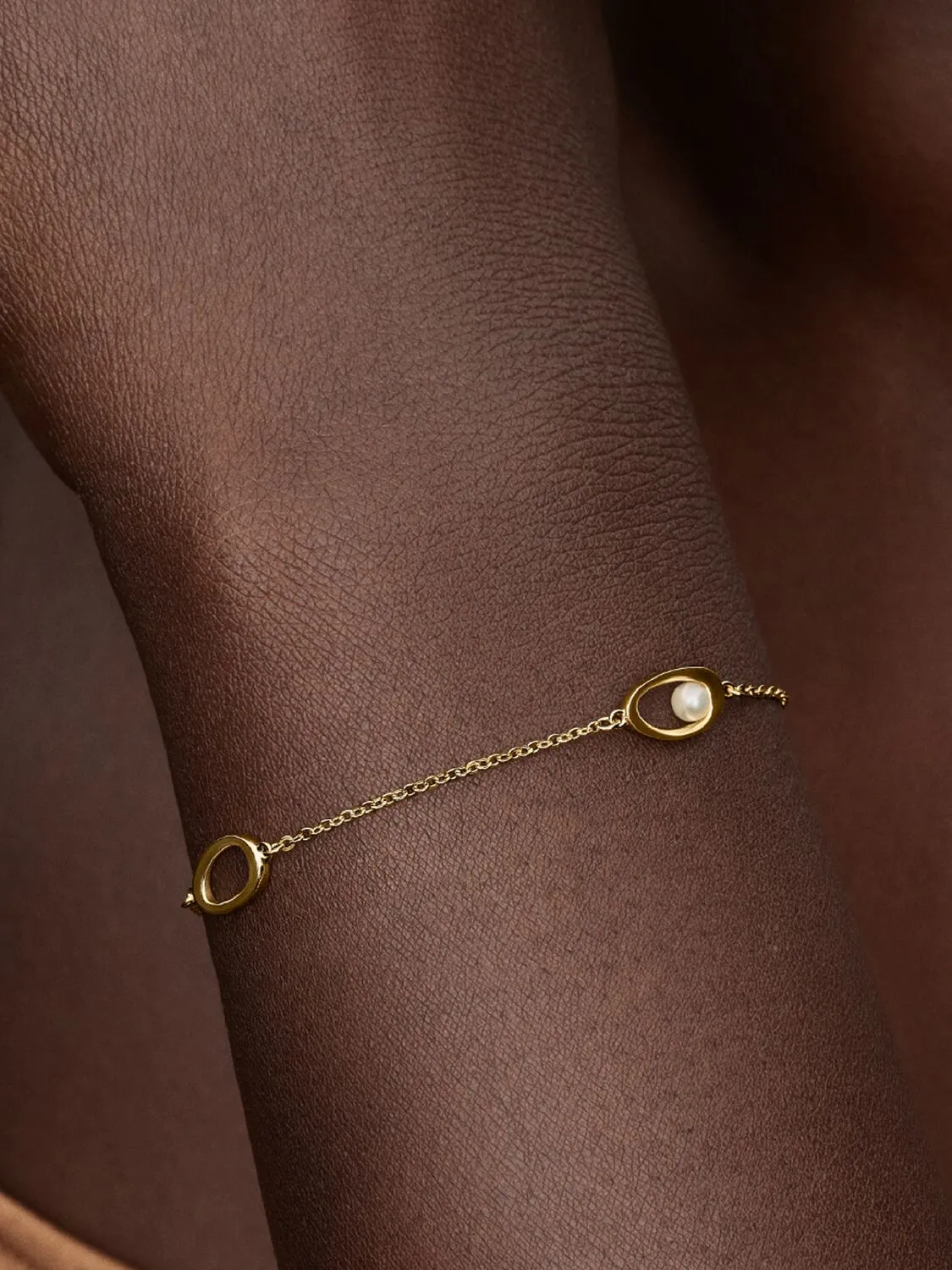 14k gold-plated bracelet with white treated freshw