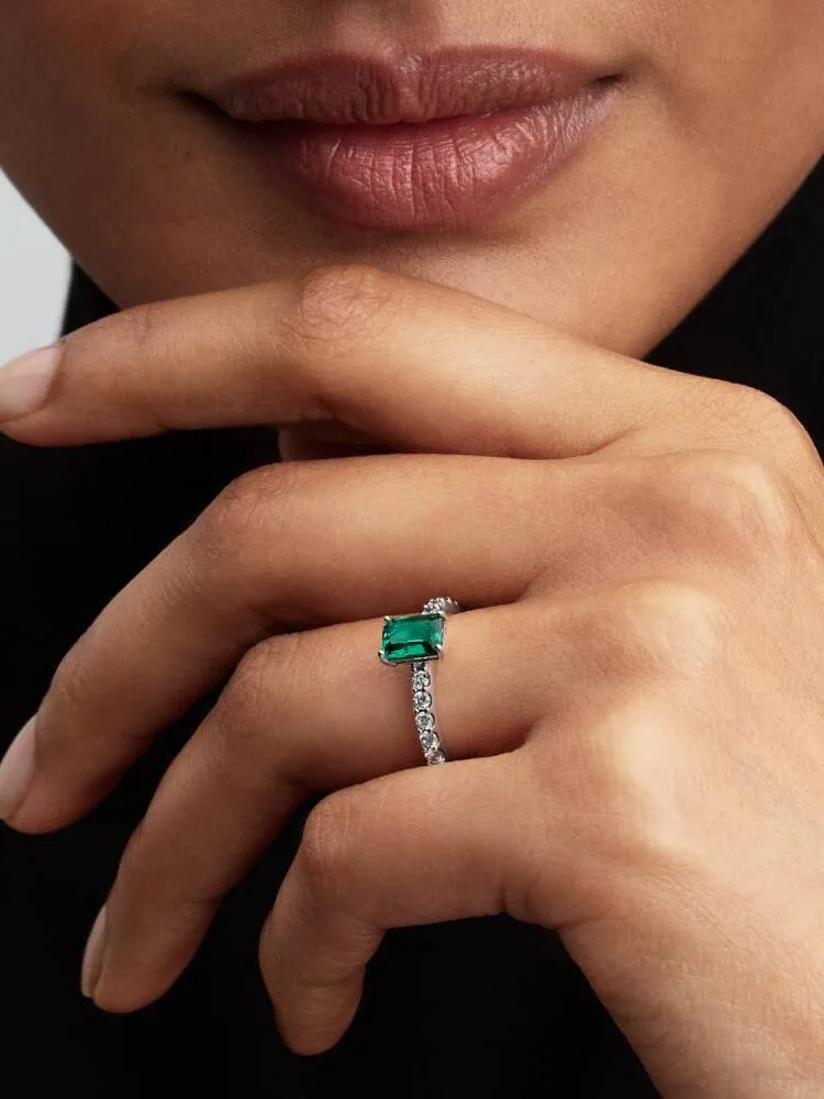 Sterling silver ring with royal green crystal and 