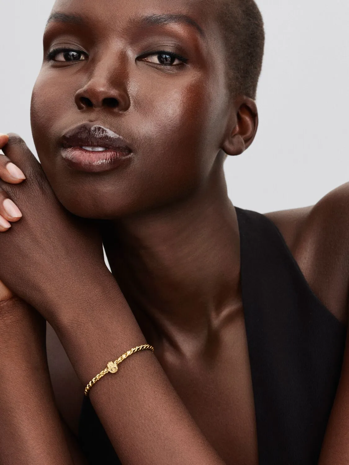 Textured hamsa hand 14k gold-plated mini charm / 764042C00