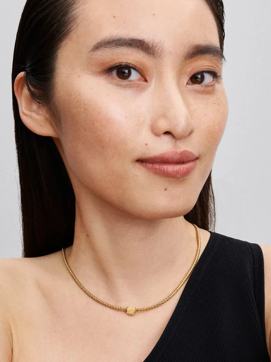 Textured clover 14k gold-plated mini charm / 764047C00