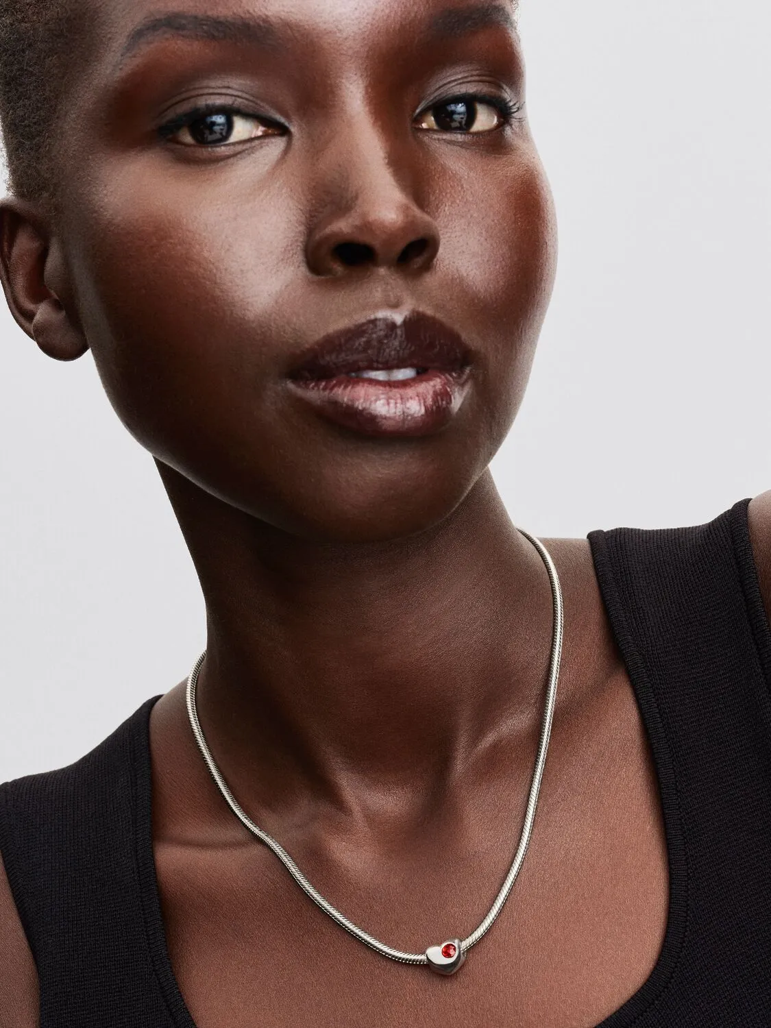 Engravable heart sterling silver charm with salsa red crystal / 794161C01